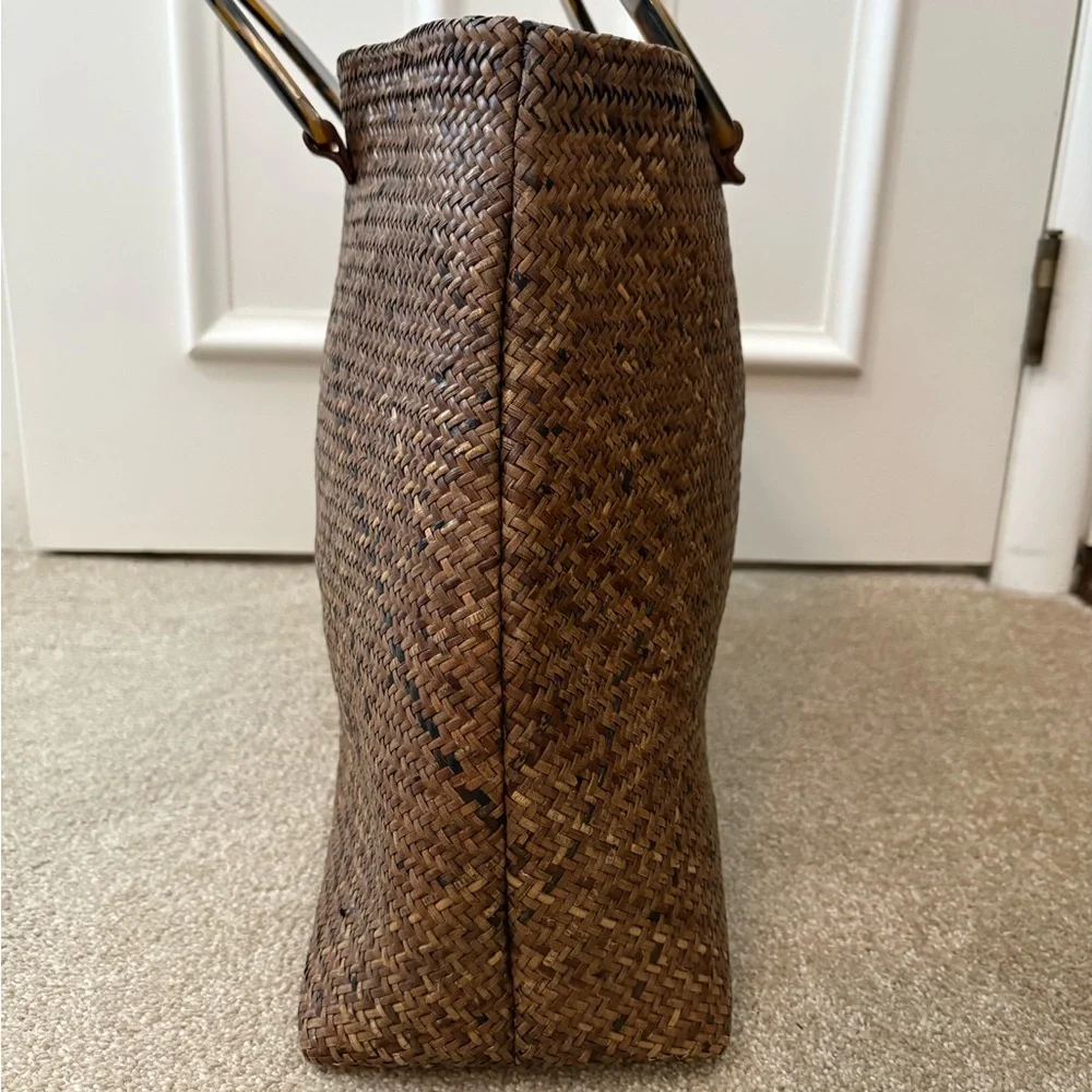 Elegant Brown Intricate Woven Tote with Tortoise Shell Handles - Picture 4 of 7